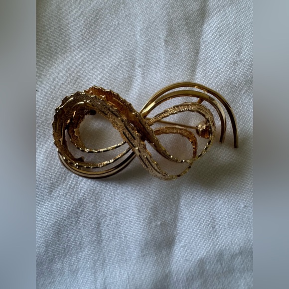 Gold Infinity Brooch - Picture 1 of 6